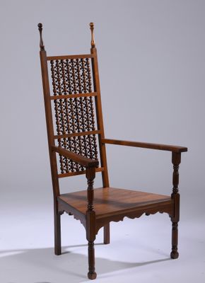 une image représentant une chaise en bois avec un dossier et des accoudoirs sculptés