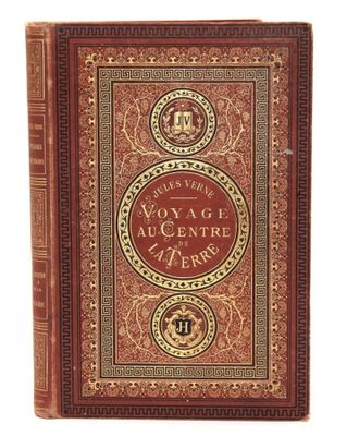 un vieux livre à la couverture rouge et aux bordures dorées
