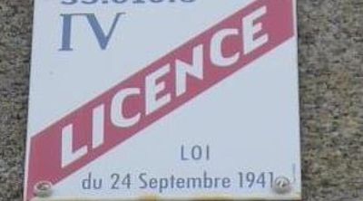 a sign that is on the ground that says salon tv licence