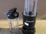 un blender et un mixeur posés sur un comptoir