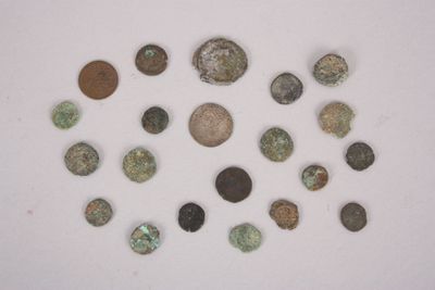 un grand nombre de pièces qui se trouvent sur une surface blanche