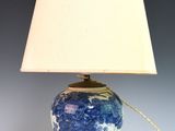 une lampe bleue et blanche avec un abat-jour blanc