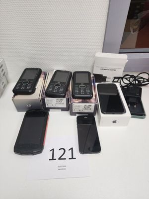de nombreux téléphones portables posés sur une table