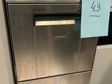 un lave-vaisselle au milieu d'une cuisine, avec une étiquette de prix dessus