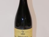 une bouteille de vin posée sur une table