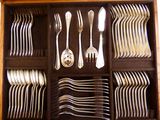 de nombreuses fourchettes et cuillères dans une boîte en bois