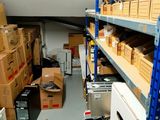 une pièce avec beaucoup de boîtes et de cartons sur les étagères