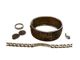 une image représentant un bracelet, une bague et d'autres bijoux sur fond blanc
