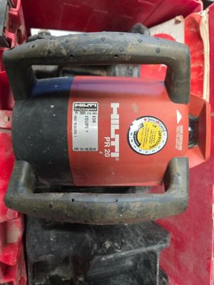 un extincteur rouge posé à l'arrière d'un camion rouge