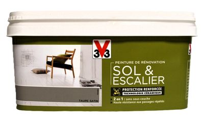 un gros plan sur un seau de peinture sur fond blanc