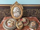la photo d'une photo représentant une femme, dans un cadre posé sur une table en marbre