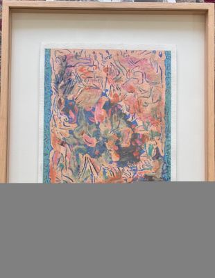 tableau dans un cadre en bois posé sur une étagère près d'un mur en briques