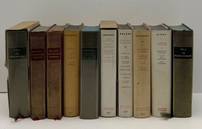 plusieurs vieux livres sont alignés sur une surface blanche