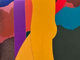 tableau représentant une femme en robe jaune debout devant un mur coloré