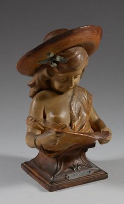 statue d'une femme lisant un livre, coiffée d'un chapeau