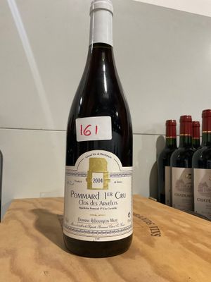 une bouteille de vin posée sur une table