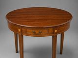 une table ovale avec deux tiroirs et un tiroir sur le plateau