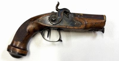 une vieille arme exposée sur un mur