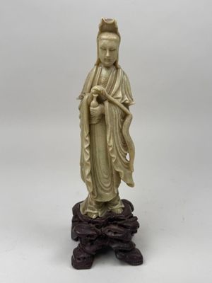 figurine chinoise en ivoire sculpté représentant une femme tenant un bébé dans ses bras