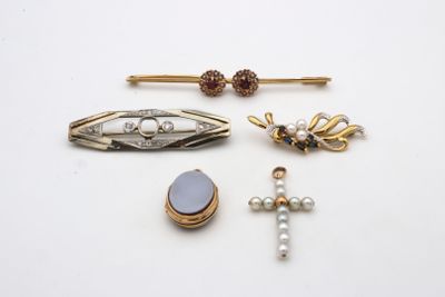 de nombreuses broches et épingles disposées sur un fond blanc