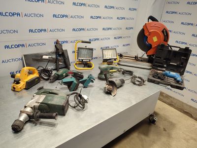 de nombreux outils différents sur une table dans une pièce