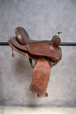 une selle accrochée au mur