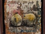 une image représentant un tableau représentant deux poires, dans un cadre en bois