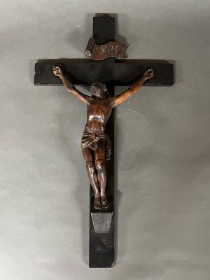 une statue de Jésus sur la croix accrochée à un mur