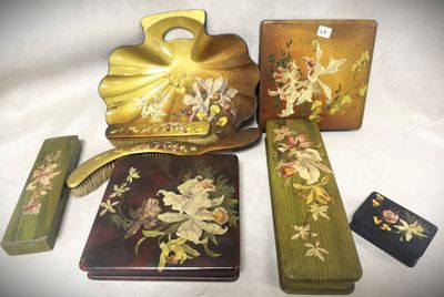 de nombreux objets différents posés sur une table