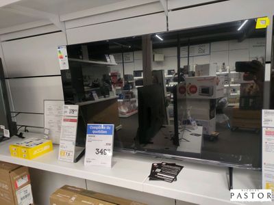 une photo d'un téléviseur posé sur une étagère dans un magasin