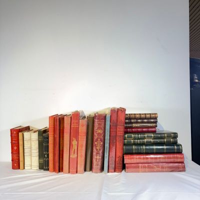 un grand nombre de livres posés sur une table