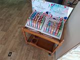 une présentation de stylos de différentes couleurs sur une table en bois