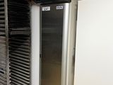 un réfrigérateur et un congélateur dans une cuisine