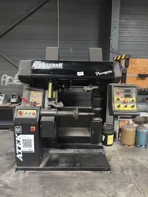 a picture of a machine that is sitting in a garage