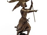 statue en bronze représentant une femme tenant un drapeau et une épée