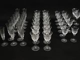 un assortiment de verres à vin posés sur une surface noire