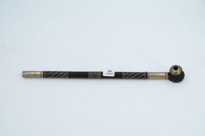 un stylo noir et or posé sur une surface blanche