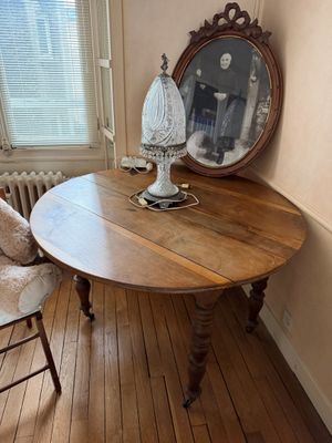 une table en bois sur laquelle se trouve un miroir