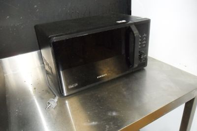 un micro-ondes posé sur une table en métal