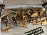une boîte contenant un tas d'objets différents