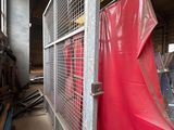 une bâche rouge recouvrant un portail métallique d'un immeuble