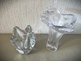 deux vases en verre posés sur une table l'un à côté de l'autre