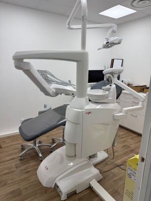 a dentist ' s chair in the middle of the room