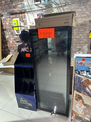 une photo d'un réfrigérateur dans un magasin, avec une étiquette de prix dessus