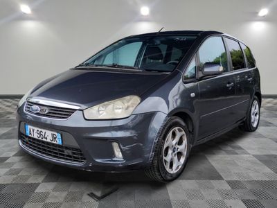 la photo d'une voiture grise garée dans un garage