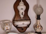 de nombreux types de vases et de bols sur la table