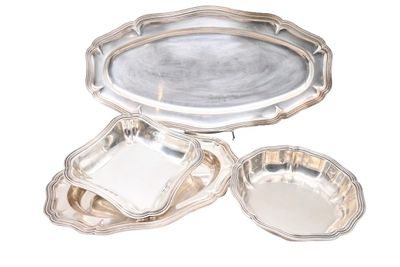 trois plateaux en argent avec des poignées, sur fond blanc