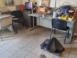 une pièce équipée d'un bureau, d'une chaise et d'une télévision