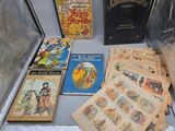 beaucoup de livres dans une valise posée sur une table
