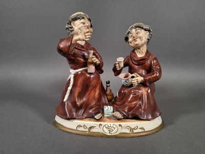 CAPO DI MONTE. Moines buvant. Groupe en céramique. - Photo 1